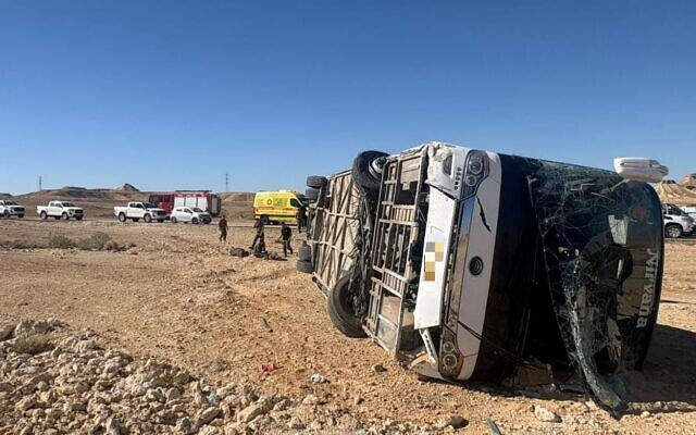 Scène d'un accident de la route survenu le 26 février 2026, dans lequel un bus transportant des soldats de l'armée israélienne s'est renversé, faisant 17 blessés. (Crédit : Service de secours du Magen David Adom)