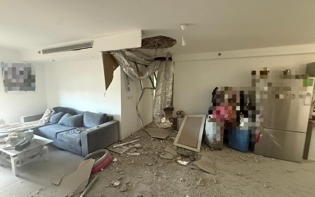 Une maison du nord d'Israël où des fragments d'un missile balistique iranien ont percuté le bâtiment, causant des dégâts et blessant une personne, le 28 février 2026. (Crédit : Magen David Adom)