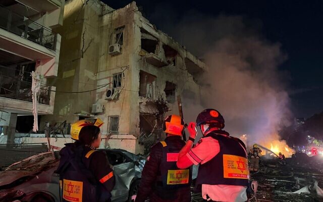 Premiers intervenants sur les lieux d'une frappe de missile iranienne, à Tel Aviv le 28 février 2026. (Crédit : Magen David Adom)