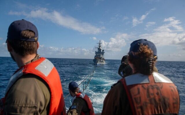 Des marins de la marine israélienne et un missile boat de classe Sa'ar 4.5 sont visibles lors d'un exercice naval début février 2026, sur une photo publiée par l'armée le 12 février 2026. (Crédit : Armée israélienne)