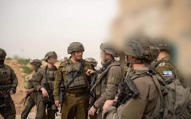 Le chef d'état-major de l'armée israélienne, le lieutenant-général Eyal Zamir, rencontrant des soldats à Rafah, dans le sud de Gaza, le 13 février 2026. (Crédit : Armée israélienne) Le chef d'état-major de l'armée israélienne, le lieutenant-général Eyal Zamir, rencontrant des soldats à Rafah, dans le sud de Gaza, le 13 février 2026. (Crédit : Armée israélienne)