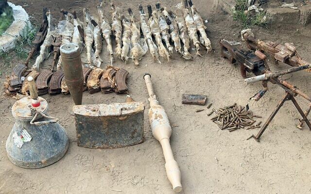 Une cache d'armes du Hamas découverte par les troupes de l'armée israélienne à Rafah, dans le sud de Gaza, sur une photo diffusée le 17 février 2026. (Crédit : Armée israélienne)