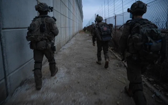 Des soldats de la 300ᵉ brigade régionale « Baram » opèrent dans le sud du Liban, le 25 février 2026. (Crédit : Tsahal)