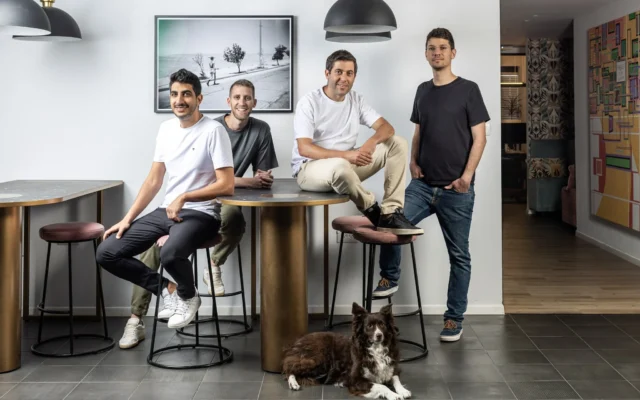 Les fondateurs de la licorne cyber-sécuritaire américano-israélienne Wiz, de gauche à droite : Yinon Costica, vice-président des produits, Assaf Rappaport, PDG, Ami Luttwak, directeur technique, et Roy Reznik, vice-président de la R&D. (Crédit : Avishag Shaar-Yashuv) Les fondateurs de la licorne cyber-sécuritaire américano-israélienne Wiz, de gauche à droite : Yinon Costica, vice-président des produits, Assaf Rappaport, PDG, Ami Luttwak, directeur technique, et Roy Reznik, vice-président de la R&D. (Crédit : Avishag Shaar-Yashuv)