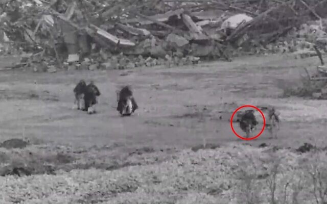 Des terroristes palestiniens s'approchant des troupes israéliennes dans le nord de la bande de Gaza, dans une vidéo publiée le 14 février 2026. (Crédit : Armée israélienne)