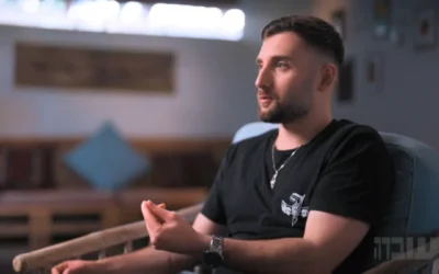 L'ex-otage Matan Angrest donne une interview à « Uvda », sur la chaîne N12, diffusée le 26 février 2026. (Capture d'écran)