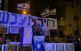Avi Dabush, évacué du kibboutz Nirim, s'exprimant lors d'un rassemblement anti-gouvernement, devant la résidence présidentielle, à Jérusalem, le 1ᵉʳ juin 2024. (Crédit : Charlie Summers/Times of Israel)