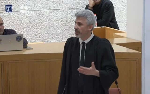 Yonatan Berman représente le gouvernement devant la Cour Suprême, à Jérusalem, le 23 février 2026. (Capture d’écran de la diffusion de la Cour Suprême) Yonatan Berman représente le gouvernement devant la Cour Suprême, à Jérusalem, le 23 février 2026. (Capture d’écran de la diffusion de la Cour Suprême)