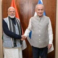 Le Premier ministre Benjamin Netanyahu (à droite) vêtu d'un costume traditionnel indien en compagnie du Premier ministre indien Narendra Modi avant un dîner, à Jérusalem, le 25 février 2026. (Crédit : Maayan Toaf/Bureau de la presse gouvernementale)