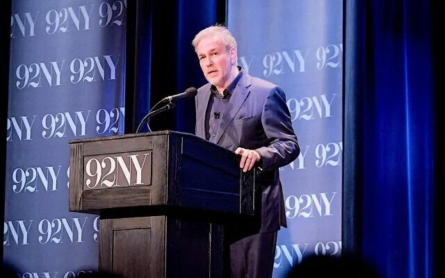 Le chroniqueur du New York Times Bret Stephens donne une conférence sur « L'état du judaïsme dans le monde » sur la scène du 92nd Street Y à Manhattan, le 1er février 2026. (Peter Jamus/Michael Priest Photographie via la JTA)