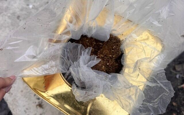 Du tabac dissimulé dans une boîte de feuilles de vigne saisie lors d'une tentative de contrebande au poste-frontière de Kerem Shalom, à la frontière avec la bande de Gaza, le 16 février 2026. (Crédit : COGAT) Du tabac dissimulé dans une boîte de feuilles de vigne saisie lors d'une tentative de contrebande au poste-frontière de Kerem Shalom, à la frontière avec la bande de Gaza, le 16 février 2026. (Crédit : COGAT)