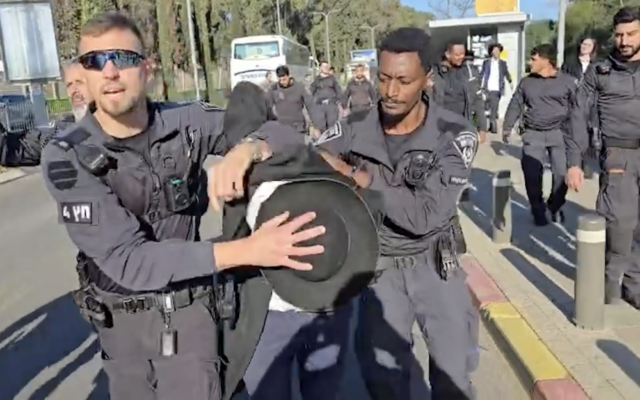 La police dispersant une manifestation au cours de laquelle des Haredim anti-enrôlement ont bloqué la circulation devant le centre de recrutement de l'armée israélienne, à Tel HaShomer, le 4 février 2026. (Crédit : Capture d'écran/Police israélienne) La police dispersant une manifestation au cours de laquelle des Haredim anti-enrôlement ont bloqué la circulation devant le centre de recrutement de l'armée israélienne, à Tel HaShomer, le 4 février 2026. (Crédit : Capture d'écran/Police israélienne)