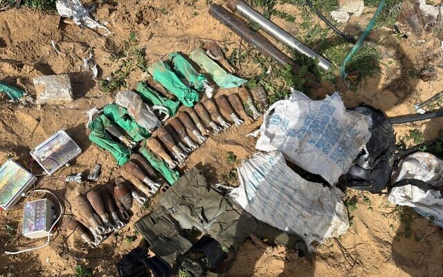 Une cache d'obus de mortier découverte par les troupes de l'armée israélienne dans le sud de la bande de Gaza, sur une photo diffusée le 3 février 2026. (Crédit : Armée israélienne)