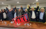 Une image modifiée de Naftali Bennett et Yaïr Lapid aux côtés de membres des listes électorales des partis politiques arabes d'Israël, publiée sur les comptes officiels de réseaux sociaux du Likud le 22 janvier 2026. (Crédit : Photo originale tirée de X ; éléments graphiques ajoutés par le Times of Israel)