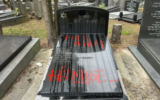 La tombe de Jean Gol a été profanée par l’inscription « Never again? Hé merde », le jour du trentième anniversaire de sa disparition, Wallonie, le 18 septembre 2025 (Crédit : Antisemitisme.be)