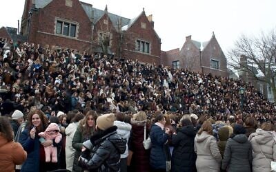 Les émissaires du mouvement Habad-Loubavitch réunies pour une photo de groupe, à Crown Heights, Brooklyn, le 6 février 2026. (Crédit : Jewish Telegraphic Agency) Les émissaires du mouvement Habad-Loubavitch réunies pour une photo de groupe, à Crown Heights, Brooklyn, le 6 février 2026. (Crédit : Jewish Telegraphic Agency)