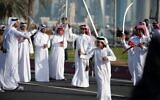 Illustration : Des Qatariens brandissant des épées pour célébrer la fête nationale du Qatar, à Doha, au Qatar, le 9 décembre 2014. (Crédit : iStock by Getty Images)