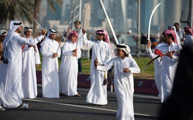 Illustration : Des Qatariens brandissant des épées pour célébrer la fête nationale du Qatar, à Doha, au Qatar, le 9 décembre 2014. (Crédit : iStock by Getty Images)