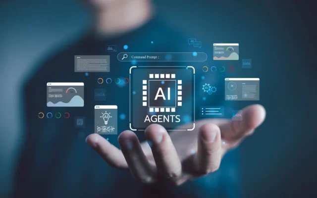 Photo d'illustration : une main tenant l'interface virtuelle d'agents IA avec des icônes d'analyse de données, d'automatisation et d'apprentissage automatique. (Crédit: iStock par Getty Images/Suchat longthara)