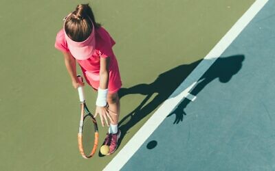 Illustration : Une jeune fille jouant au tennis. (Crédit : iStock)