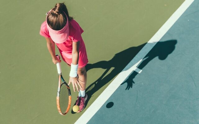 Illustration : Une jeune fille jouant au tennis. (Crédit : iStock)