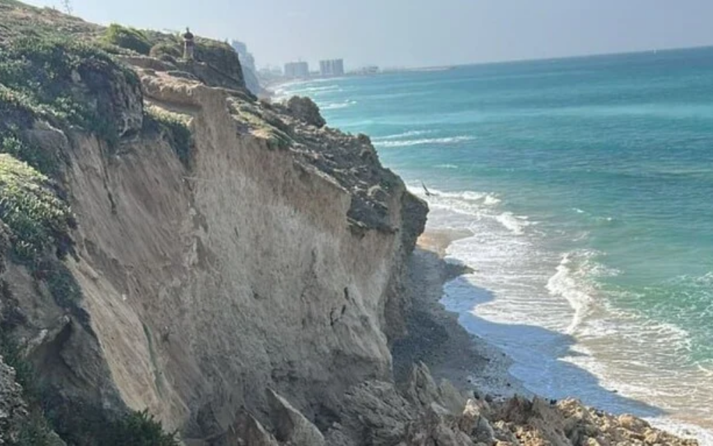 Effondrement d'une falaise à la plage de Sidna Ali à Herzliya, le 21 février 2026. (Crédit : Assaf Nissenbaum/Autorité israélienne de la nature et des parcs) Effondrement d'une falaise à la plage de Sidna Ali à Herzliya, le 21 février 2026. (Crédit : Assaf Nissenbaum/Autorité israélienne de la nature et des parcs)