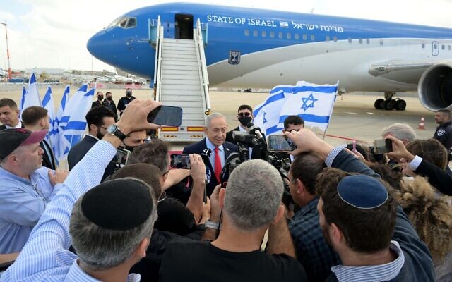Le Premier ministre Benjamin Netanyahu s'adresse aux journalistes avant d'embarquer à bord du Wing of Zion à l'aéroport Ben Gurion, le 10 février 2026. (Crédit : Avi Ohayon/GPO)