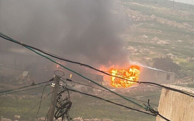 Un incendie ravageant le village d'as-Samu, en Cisjordanie, dans ce qui semble être un acte criminel, le 17 février 2026. (Crédit : Réseau social ; utilisée conformément à la clause 27a de la loi sur le droit d'auteur)