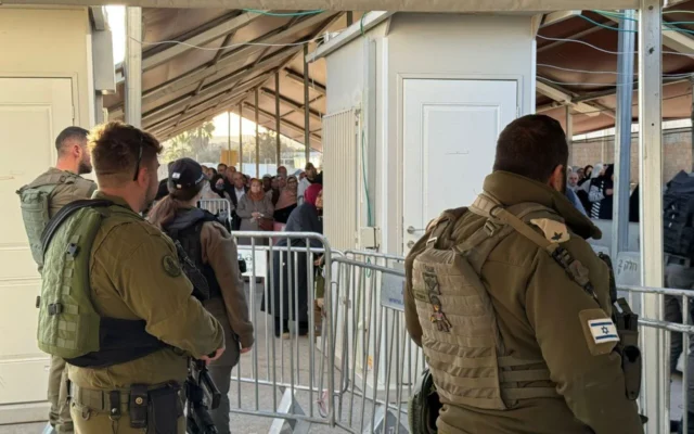 Photo d'illustration: Alors que des Palestiniens de Cisjordanie se rendent à la mosquée Al-Aqsa pour les prières du ramadan, des soldats israéliens gardent le poste de contrôle de Qalandiya, près de Jérusalem, le 20 février 2026. (Crédit : Autorisation)