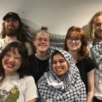 Samuel Corner (à l’extrême-droite) et d’autres activistes de Palestine Action : Jordan Devlin, Leona Kamio, Charlotte Head, Fatema Rajwani et Zoe Rogers. (Crédit : Réseaux sociaux ; utilisée en vertu de l’article 27a de la loi israélienne sur le droit d’auteur)