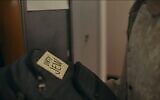 Un adolescent trouve un post-it avec les mots "sale juif" sur son sac à dos dans la publicité diffusée lors du Super Bowl 2026 par la Blue Square Alliance de Robert Kraft. (Crédit : Capture d'écran via JTA)