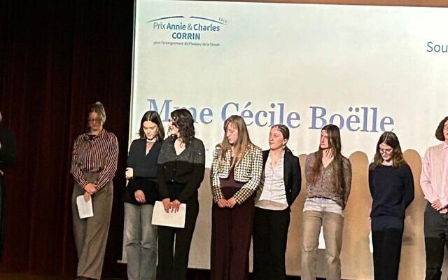 Une partie du groupe d’élèves de Metz qui a travaillé sur la déportation des Juifs de Hongrie, lors de la remise du prix Annie-et-Charles-Corrin, à Paris, en février 2026. (Photo libre de droits)