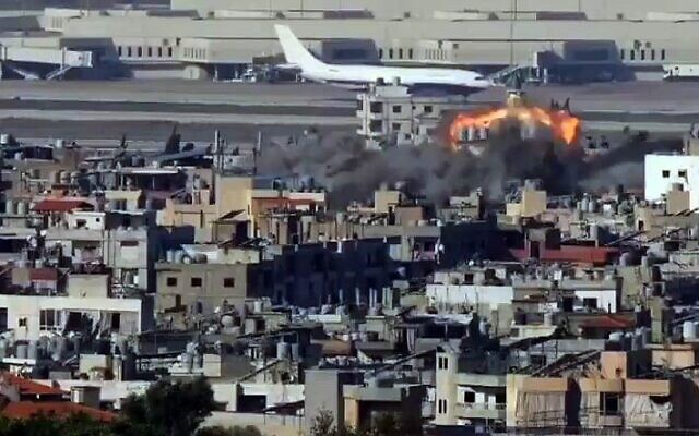 Une frappe aérienne israélienne à proximité de l'aéroport international de Beyrouth, avec un avion de ligne roulant au sol en arrière-plan, le 14 novembre 2024. (Crédit : Capture d'écran vidéo/X ; utilisée conformément à la clause 27a de la loi sur le droit d'auteur)