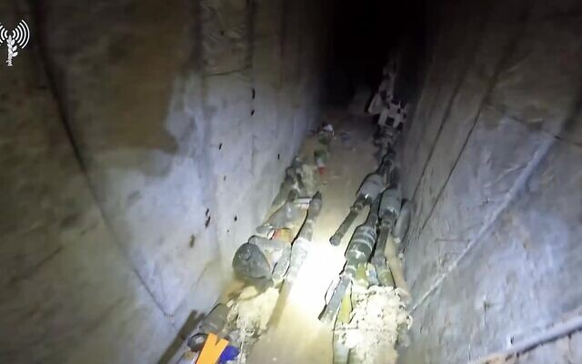 Des RPG (lance-roquettes individuels) découverts à l'intérieur d'un tunnel du Hamas à Khan Younès, dans le sud de Gaza, comme le montre une vidéo diffusée par Tsahal le 1ᵉʳ février 2026. (Crédit : Armée israélienne)