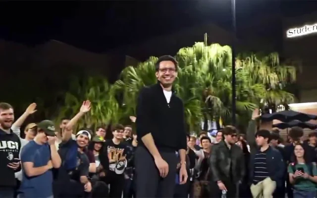 La foule a applaudi l'utilisation du terme antisémite « goyslop » par James Fishback, candidat du Parti républicain au poste de gouverneur de Floride, lors d’un événement de campagne à l’université de Floride centrale à Orlando, le 4 février 2026. . (Crédit : Capture d’écran/X)