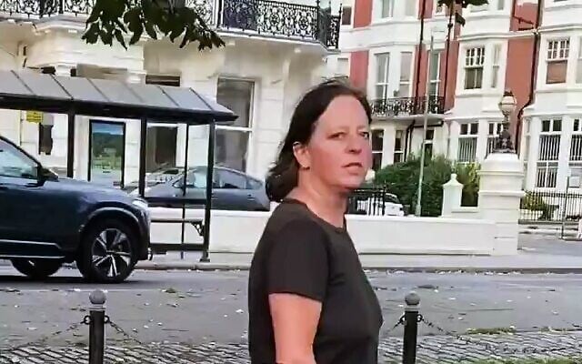 Fiona Monro, condamnée en février 2026 pour avoir volé une affiche représentant l'otage du Hamas, Tzahi Idan, dans un mémorial à Brighton, en Angleterre. (Crédit : Capture d'écran vidéo/X) Fiona Monro, condamnée en février 2026 pour avoir volé une affiche représentant l'otage du Hamas, Tzahi Idan, dans un mémorial à Brighton, en Angleterre. (Crédit : Capture d'écran vidéo/X)