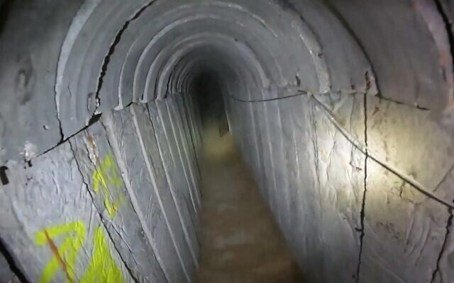 L'intérieur d'un tunnel du Hamas localisé par l'armée israélienne dans le nord de Gaza, à Beit Hanoun, dans une vidéo publiée par l'armée le 19 février 2026. (Crédit : Armée israélienne)