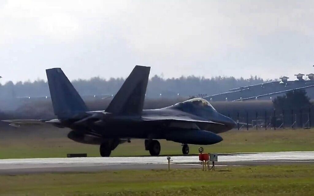 Un chasseur furtif américain F-22 vu décollant de la base aérienne royale de Lakenheath, au Royaume Uni, à destination d'Israël, le 24 février 2026. (Crédit : @TallGlenn85 sur X)