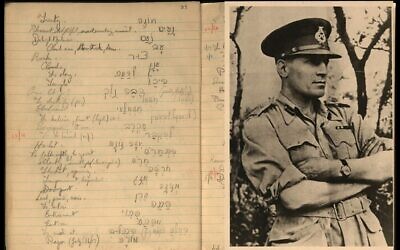 À gauche : un écrit non daté du carnet personnel de l'officier britannique Orde Wingate, contenant ses notes d'étude de l'hébreu, désormais disponible à la Bibliothèque nationale de Jérusalem ; à droite : une photographie de l'officier britannique Orde Wingate datant de 1944, disponible à la Bibliothèque nationale de Jérusalem. (Crédit : Archives Orde Wingate, Bibliothèque nationale d'Israël)