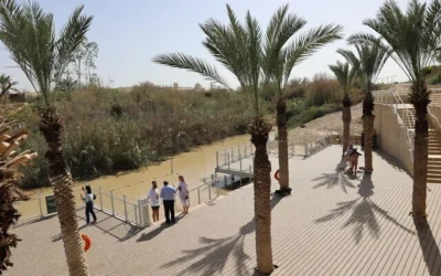 Une nouvelle plate-forme en bois au site du baptême de Jésus de Qasr al-Yahud, sur les rives du Jourdain, en Cisjordanie. (Crédit : Shay Isaacs/Autorité israélienne de la nature et des parcs)