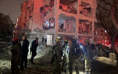 Les secouristes intervenant dans un immeuble de la ville d'Arad, dans le sud du pays, endommagé par un missile balistique iranien, le 21 mars 2026. (Crédit : Armée israélienne)