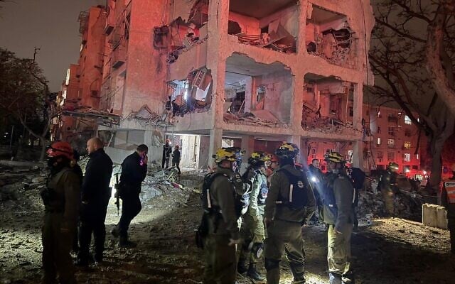 Les secouristes intervenant dans un immeuble de la ville d'Arad, dans le sud du pays, endommagé par un missile balistique iranien, le 21 mars 2026. (Crédit : Armée israélienne)