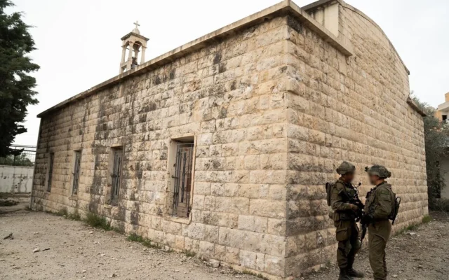 Des soldats de l'armée israélienne en action près d'une église dans la ville de Khiam, au sud du Liban, où l'armée affirme avoir découvert un tunnel du Hezbollah, sur une photo diffusée le 27 mars 2026. (Crédit : Tsahal)