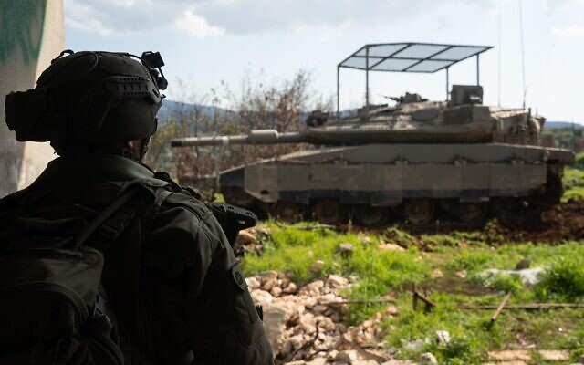 Un soldat de la 146ᵉ division de réserve à côté d'un char de l'armée israélienne, à la frontière libanaise, sur une photo publiée le 4 mars 2026. (Crédit : Armée israélienne)