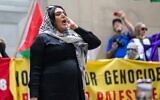 Nerdeen Kiswani prenant la parole lors d'une manifestation anti-Israël organisée à l'occasion de la Journée de la Nakba, à Brooklyn, New York, le 15 mai 2025. (Crédit :Alexi Rosenfeld/Getty Images via JTA)