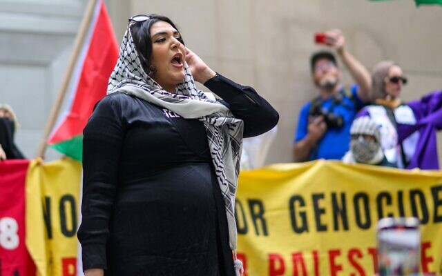 Nerdeen Kiswani prenant la parole lors d'une manifestation anti-Israël organisée à l'occasion de la Journée de la Nakba, à Brooklyn, New York, le 15 mai 2025. (Crédit :Alexi Rosenfeld/Getty Images via JTA)