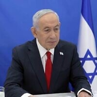 Le Premier ministre Benjamin Netanyahu s’exprimant lors d’une réunion virtuelle avec des responsables municipaux du nord d’Israël, le 25 mars 2026. (Crédit : Capture d’écran/Bureau de la presse gouvernementale)