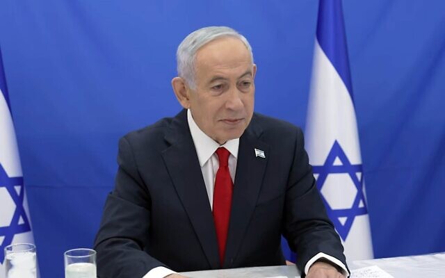 Le Premier ministre Benjamin Netanyahu s’exprimant lors d’une réunion virtuelle avec des responsables municipaux du nord d’Israël, le 25 mars 2026. (Crédit : Capture d’écran/Bureau de la presse gouvernementale)