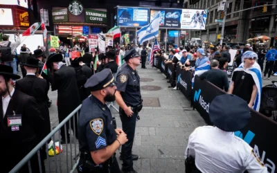 Des agents de police séparent les manifestants pro- et anti-Israël à New York, le 16 juin 2025. (Luke Tress/Times of Israel)