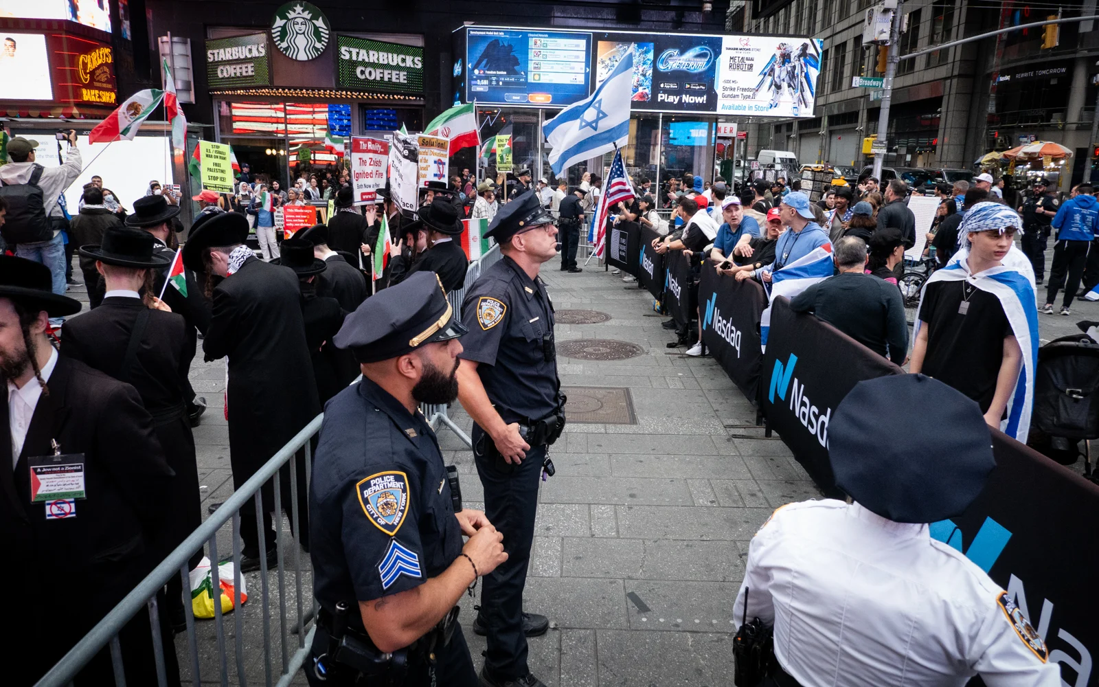 Des agents de police séparent les manifestants pro- et anti-Israël à New York, le 16 juin 2025. (Luke Tress/Times of Israel) Des agents de police séparent les manifestants pro- et anti-Israël à New York, le 16 juin 2025. (Luke Tress/Times of Israel)